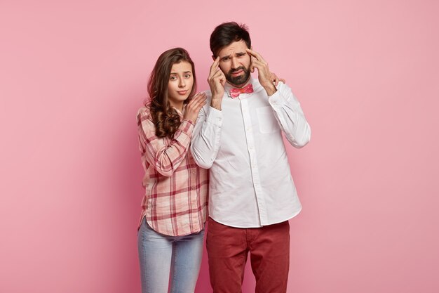 Homem e mulher posando com roupas coloridas