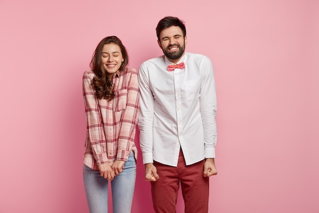 Homem e mulher posando com roupas coloridas