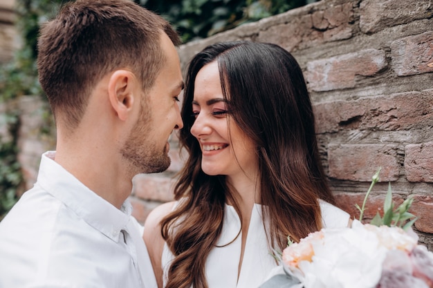 homem e mulher se beijando concurso permanente na rua no dia do casamento