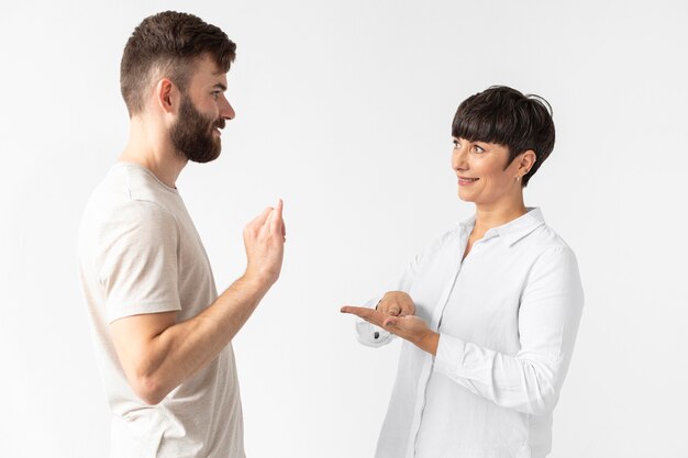 Homem e mulher se comunicando através da linguagem de sinais