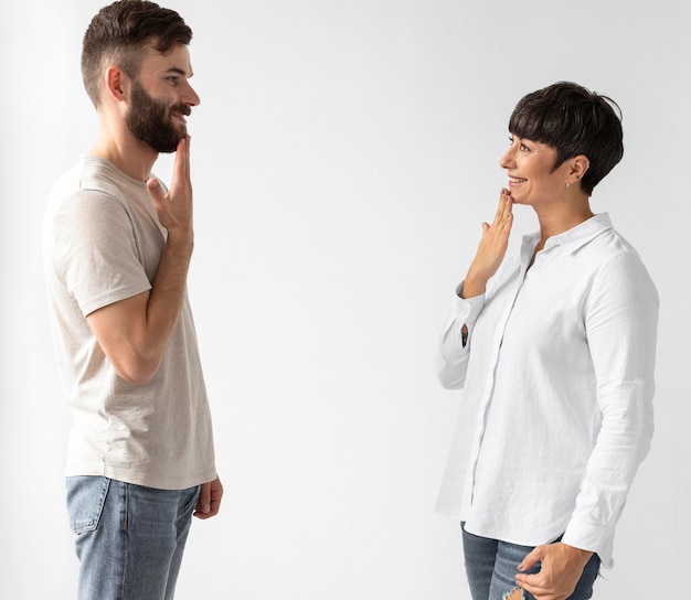 Foto grátis homem e mulher se comunicando através da linguagem de sinais