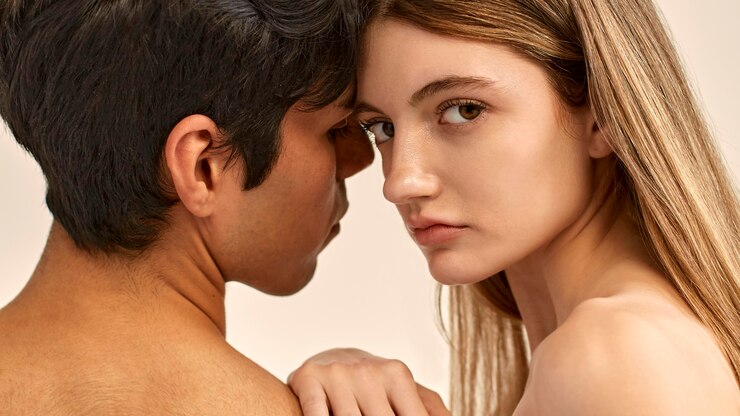 Foto grátis homem e mulher sem camisa em um momento íntimo