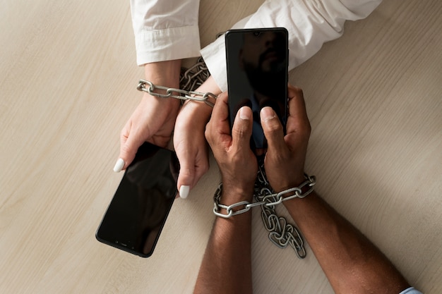 Homem e mulher sendo viciados em seus telefones, mesmo no trabalho