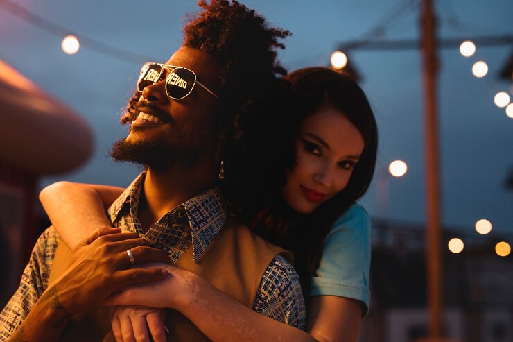 Foto grátis homem e mulher sorridente de tiro médio