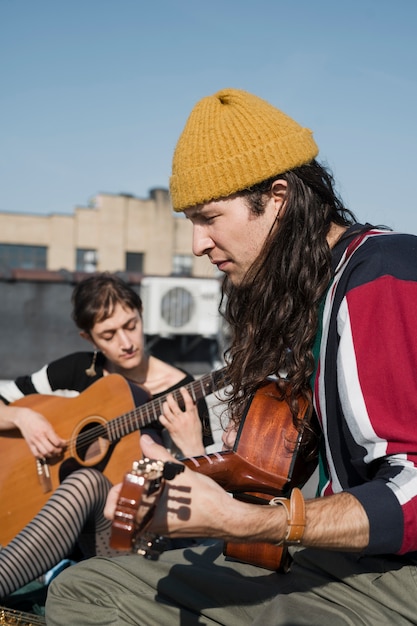 Homem e mulher tiro médio com instrumentos