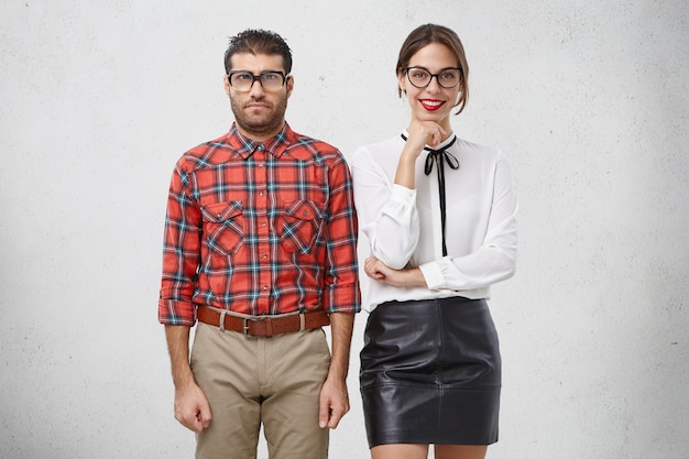 Homem e mulher vestidos formalmente