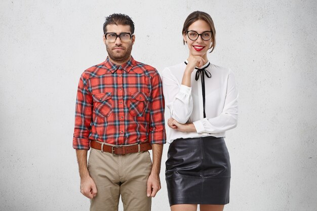 Homem e mulher vestidos formalmente