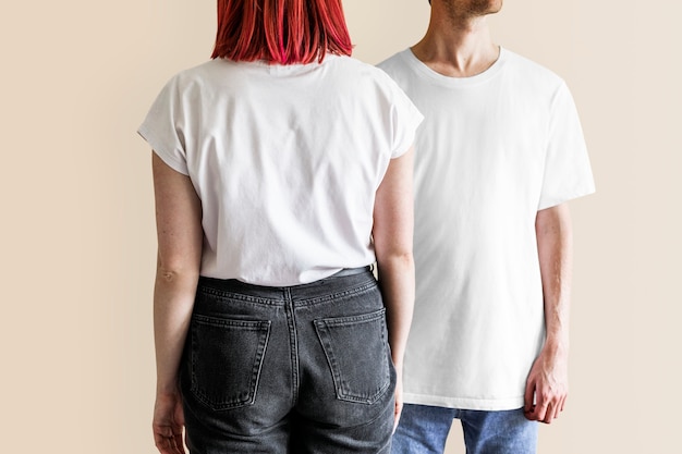 Foto grátis homem e mulher vestindo camiseta jeans branca