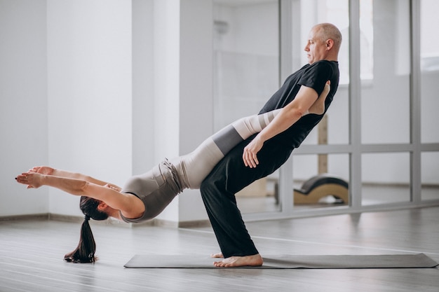 Homem e wom um equilíbrio yoga asana