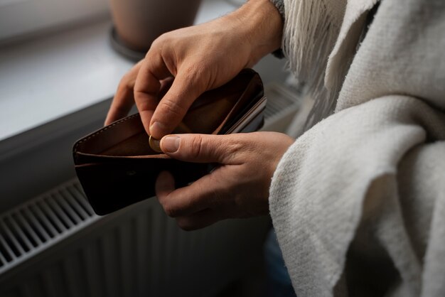 Homem economizando dinheiro durante a crise de energia