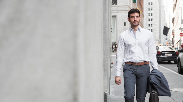 Homem elegante andando na rua