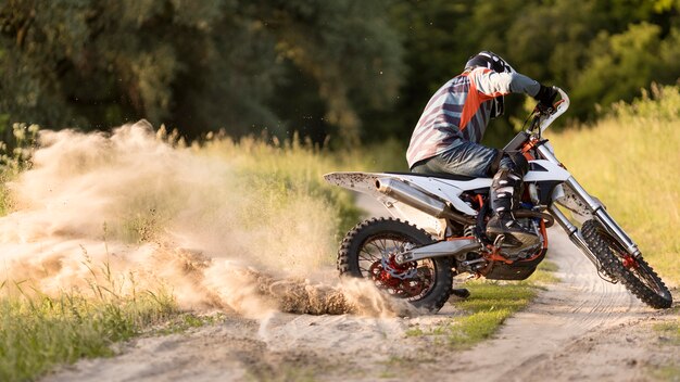 Homem elegante, andar de moto no forrest