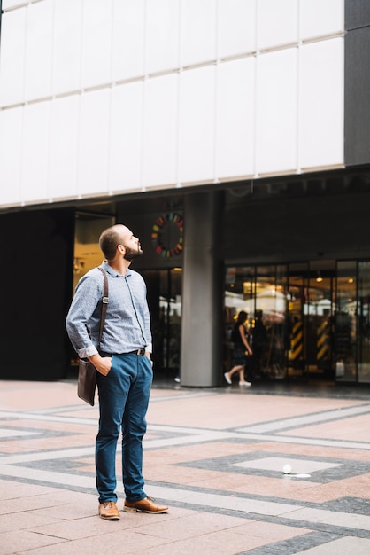 Homem elegante que explora ruas da cidade