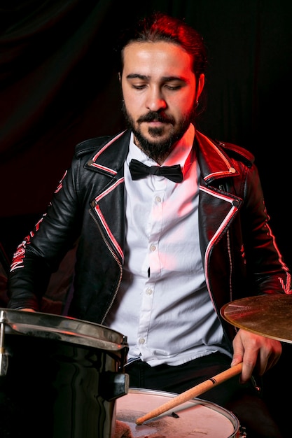 Homem elegante tocando bateria