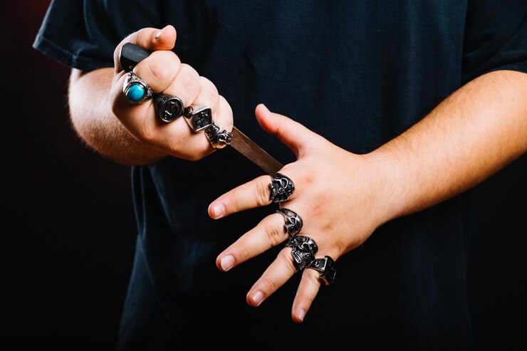 Foto grátis homem em anéis posando com dagger