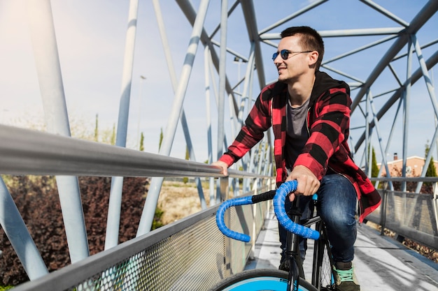 Homem em bicicleta olhando para longe