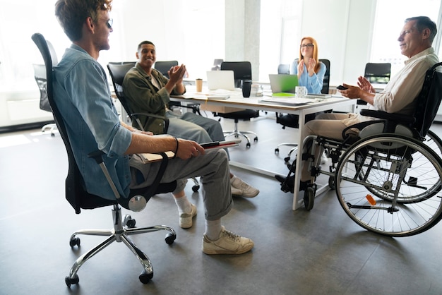 Homem em cadeira de rodas tendo um emprego de escritório