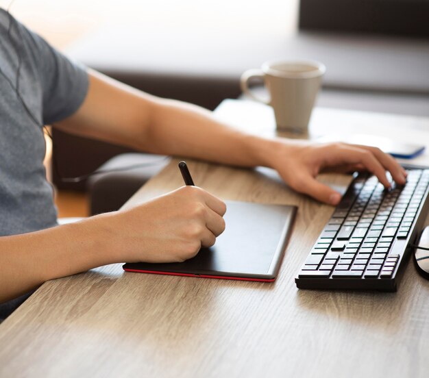 Homem em casa em quarentena trabalhando no pc