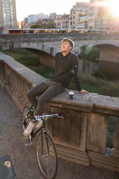 Homem em cena ao ar livre com bicicleta