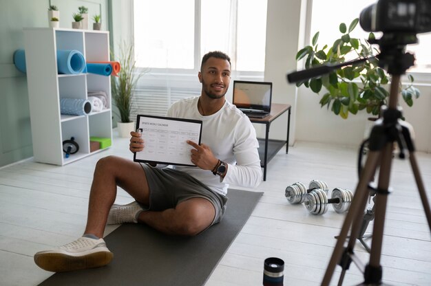 Homem em cena completa segurando o documento