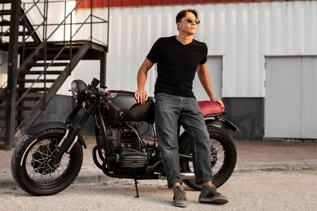 Homem em cena perto de uma motocicleta