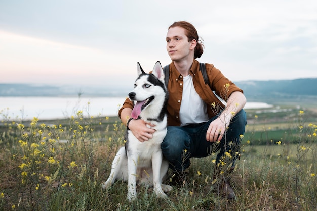 Foto grátis homem em cena segurando um cachorro