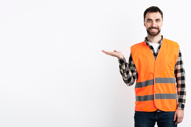 Homem em colete de segurança posando