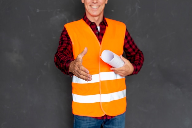 Homem, em, equipamento segurança, dar, um, mão, agitação