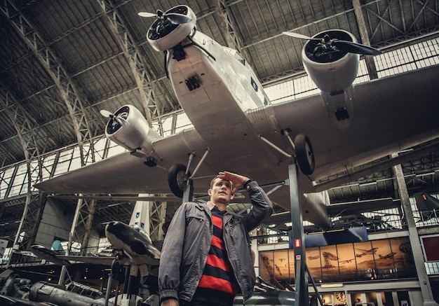 Homem em exposição de aviões.