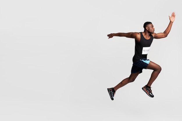 Foto grátis homem em forma de tiro completo em equipamento de corrida