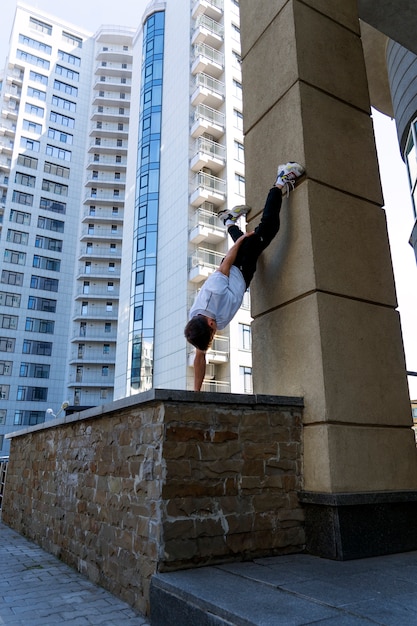 Foto grátis homem em forma de tiro completo fazendo parkour