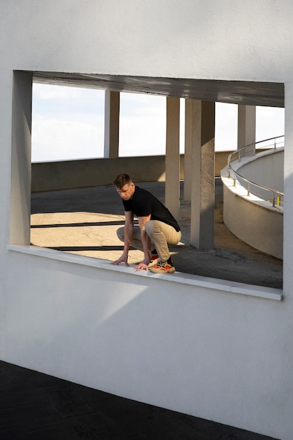 Foto grátis homem em forma de tiro completo fazendo treinamento de parkour