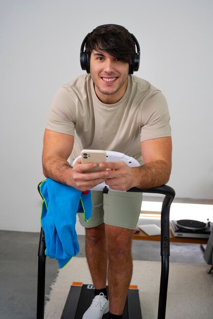 Homem em forma de vista frontal na esteira