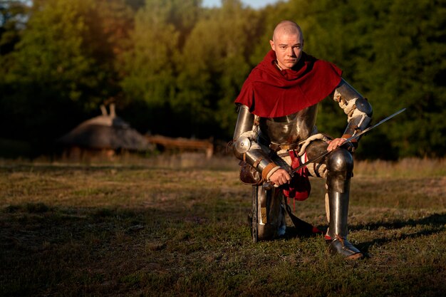 Homem em foto posando como um soldado medieval