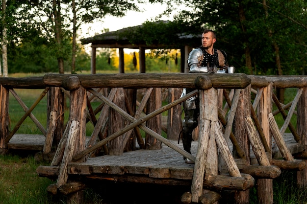 Homem em foto posando como um soldado medieval