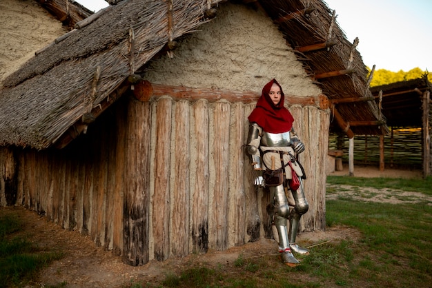 Homem em foto posando como um soldado medieval