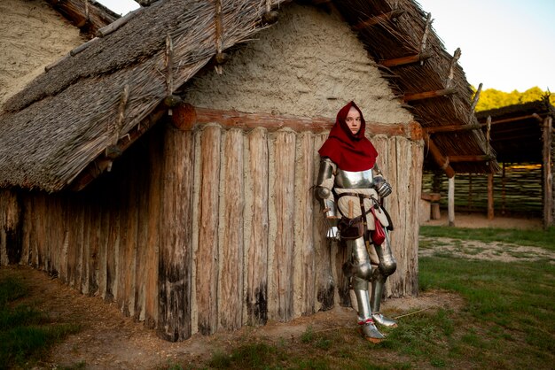 Homem em foto posando como um soldado medieval