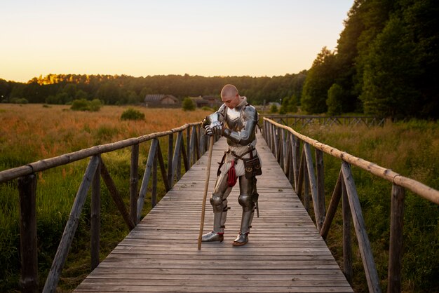 Homem em foto posando como um soldado medieval