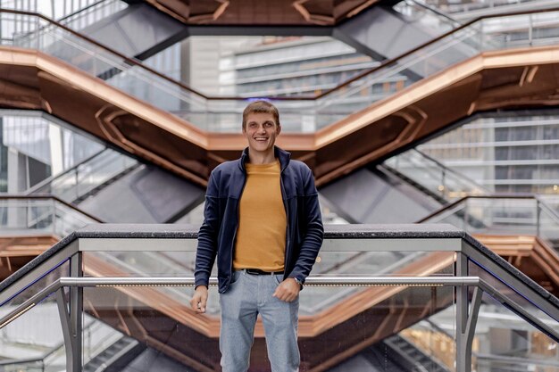 homem em Nova York. Embarcação Marco.