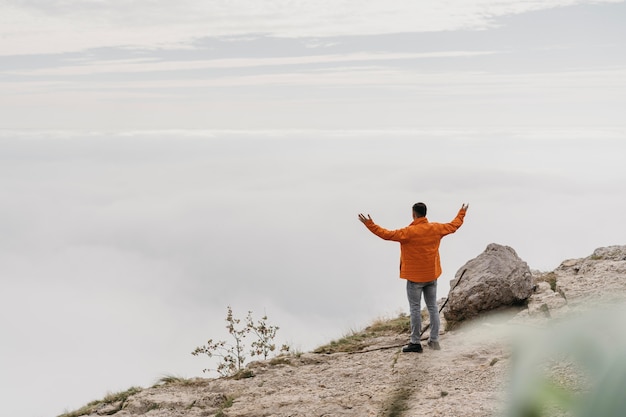 Homem em plena ação expressando liberdade