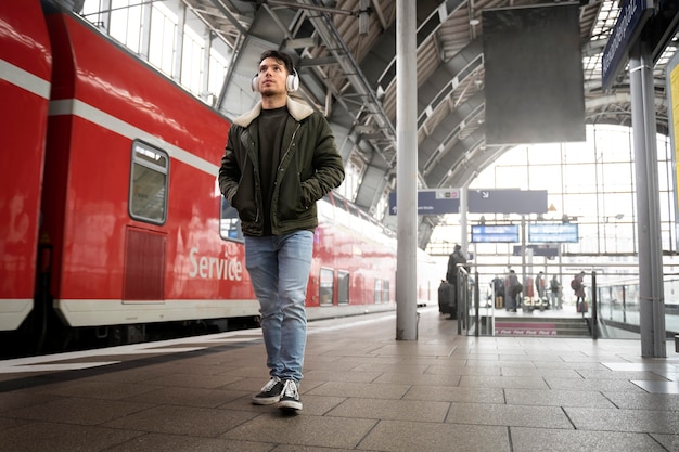 Foto grátis homem em plena cena viajando