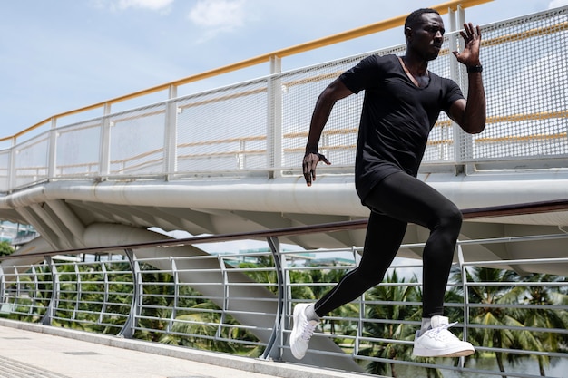 Foto grátis homem em plena forma de tiro correndo