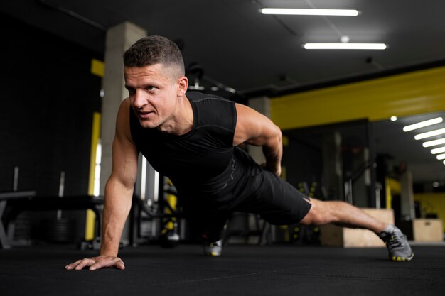 Homem em pleno tiro fazendo flexões