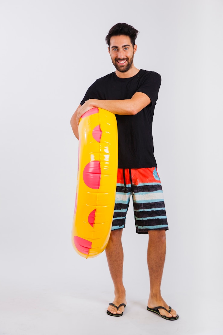 Foto grátis homem em roupa de praia com tubo flutuante