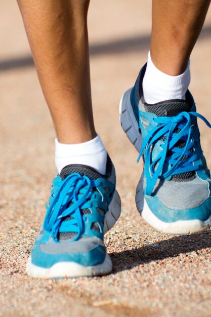 Homem em roupas esportivas correndo em um parque