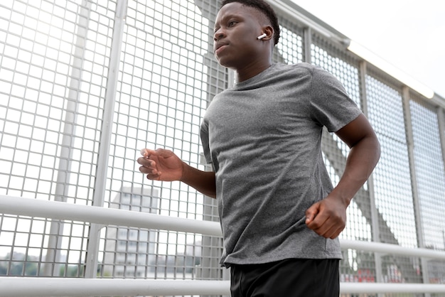 Homem em roupas esportivas fazendo exercícios ao ar livre