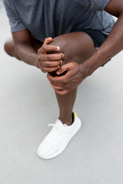 Homem em roupas esportivas fazendo exercícios ao ar livre