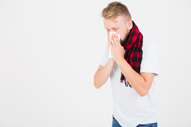 Foto grátis homem, em, scarf vermelho, nariz assoado