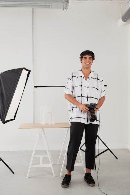 Foto grátis homem em seu estúdio de fotografia profissional