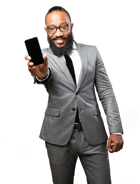 Foto grátis homem em terno mostrando um telefone